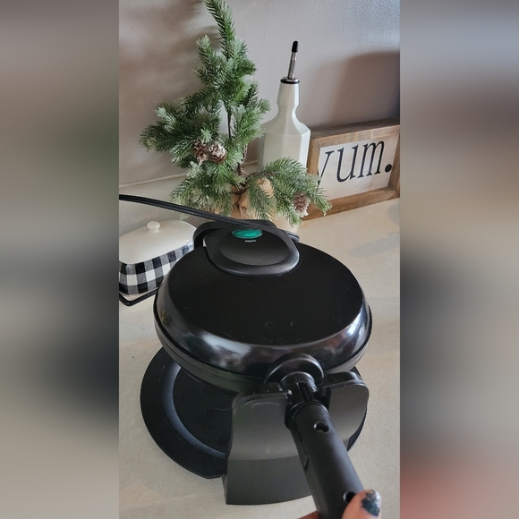 Hotel Style Belgian Waffle Maker - Picture 3 of 3